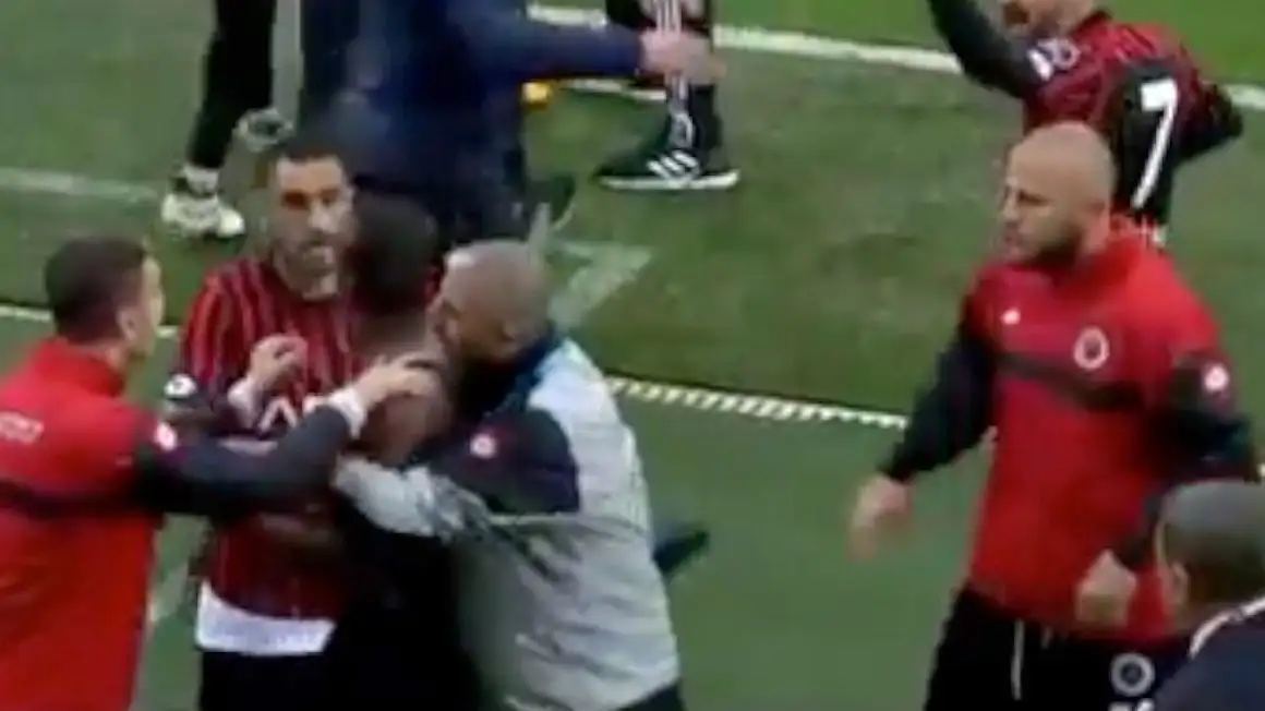 El hermano de Paul Pogba abandonó la cancha y fue agredido por sus compañeros