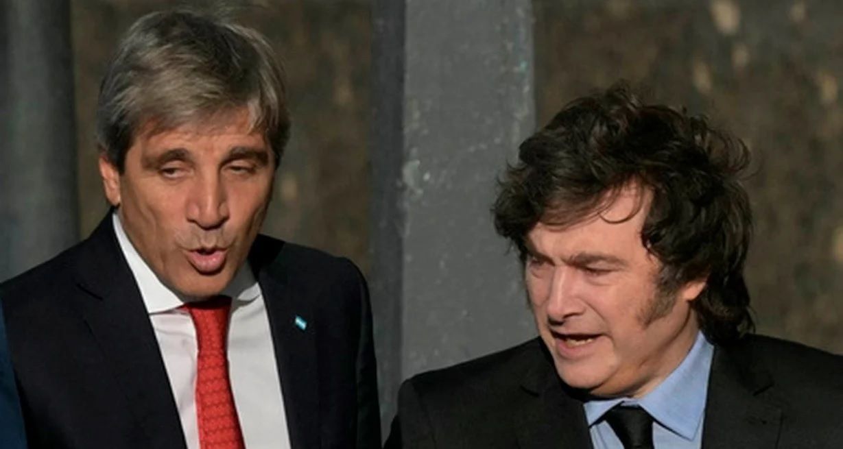 El ministro Luis Caputo y el presidente Javier Milei: los rostros de la política económica del actual gobierno nacional. Archivo El litoral