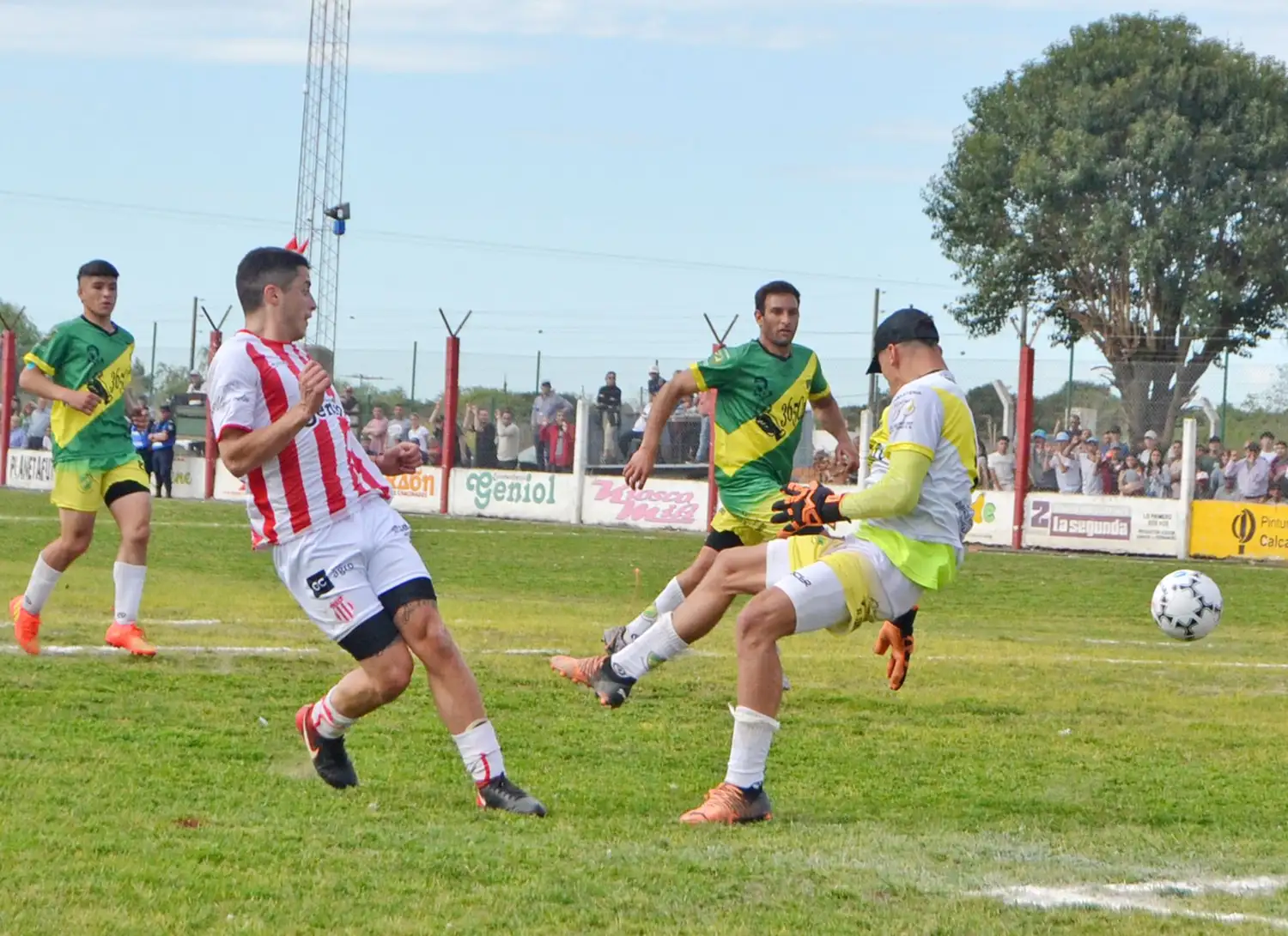 Nicolás Hauscarriaga, el de goles claves para el norteño. En la foto venciendo a Giovanni Benedetti para decretar el 1-0 y comenzar a acariciar la copa Gabriel "Tito" Estapé que estaba en juego.
