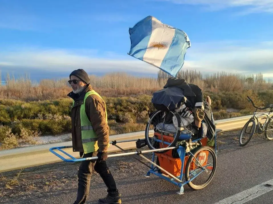 Pinilla hizo más de 1.700 kilómetros con su carro, en el que flamea la bandera Argentina