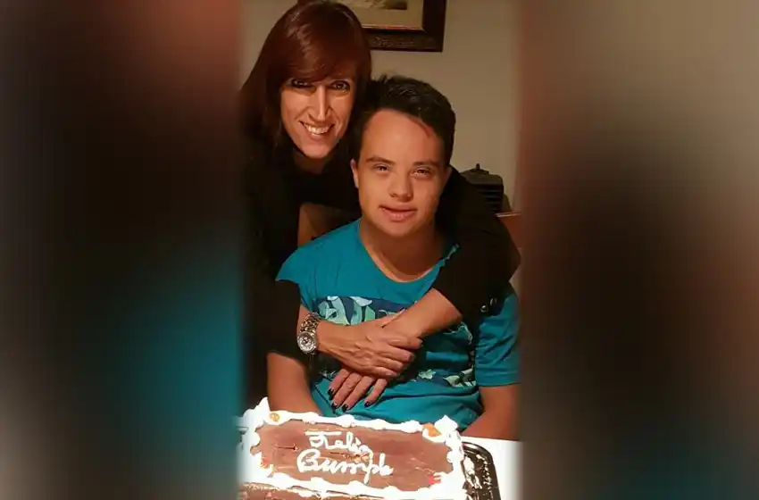 El pedido de una mamá para recuperar la mochila robada de su hijo con síndrome de down