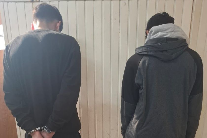 Trataron de escapar en moto y fueron alcanzados por la policía en unas vías de Arroyito