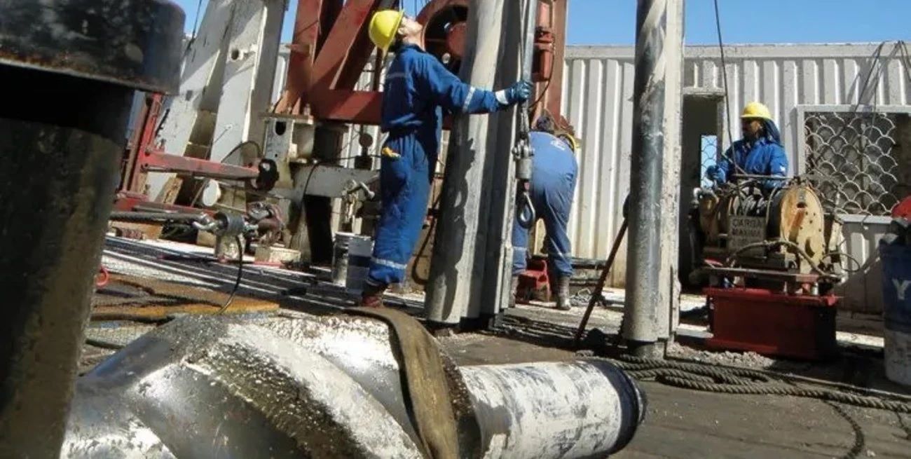 La industria petrolera y metalúrgica lidera el desempeño industrial en Argentina.