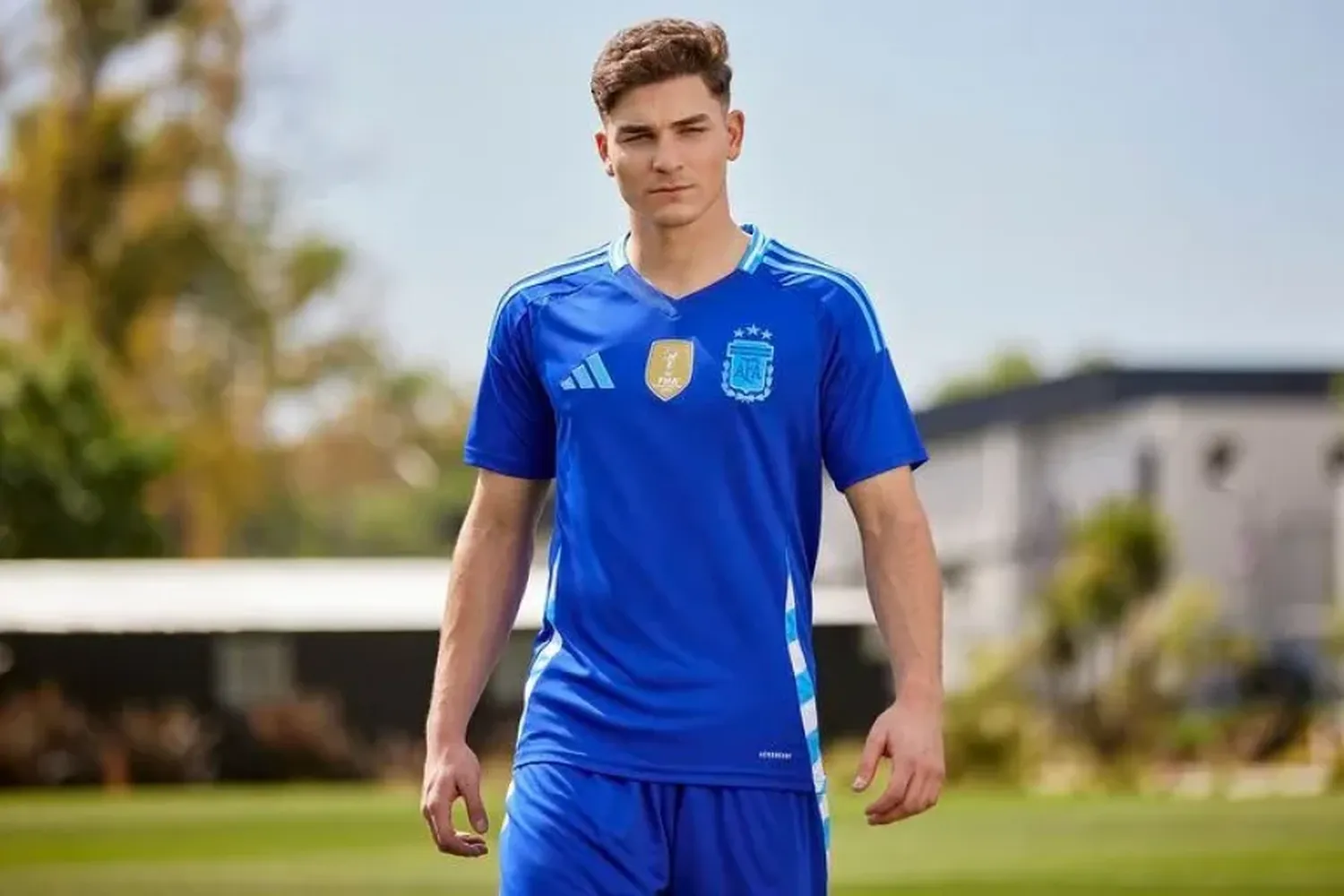 Julián Álvarez con el modelo alternativo(@Argentina)
