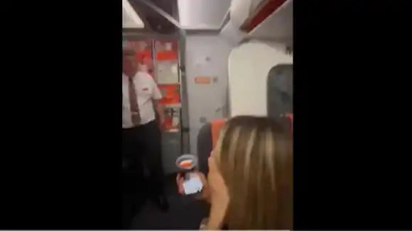 PILLARON a pareja haciendo el delicioso en el baño de un avión, los arrestaron (VIDEO VIRAL)