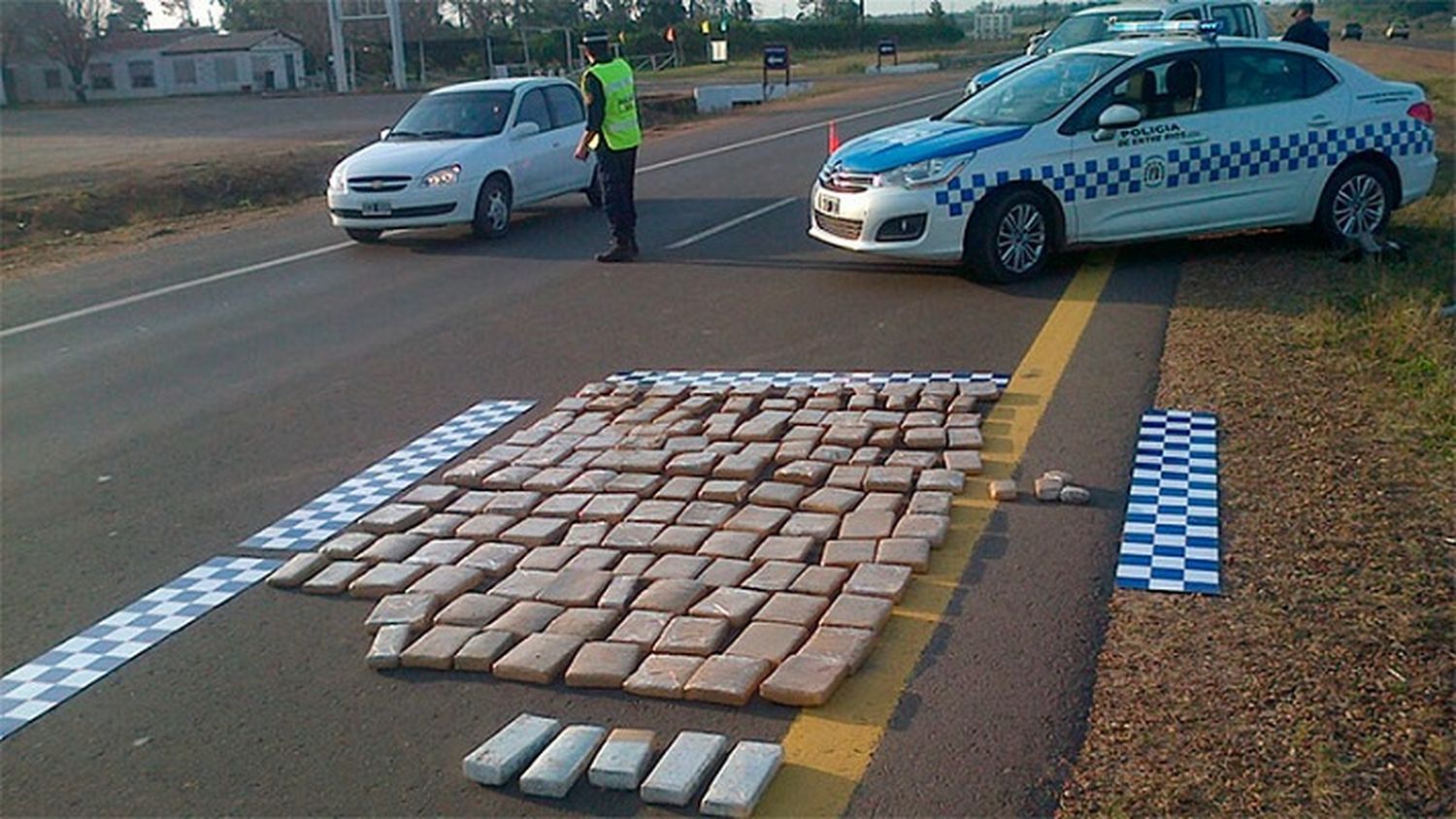 Autovía 14: Incautan 251 panes de marihuana y el conductor huye
