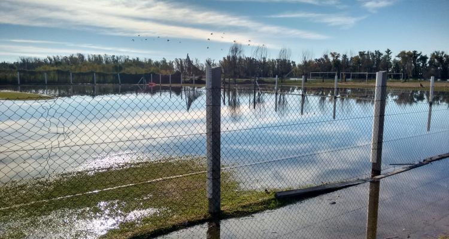 La creciente llegó a la cancha de hockey de Náutico