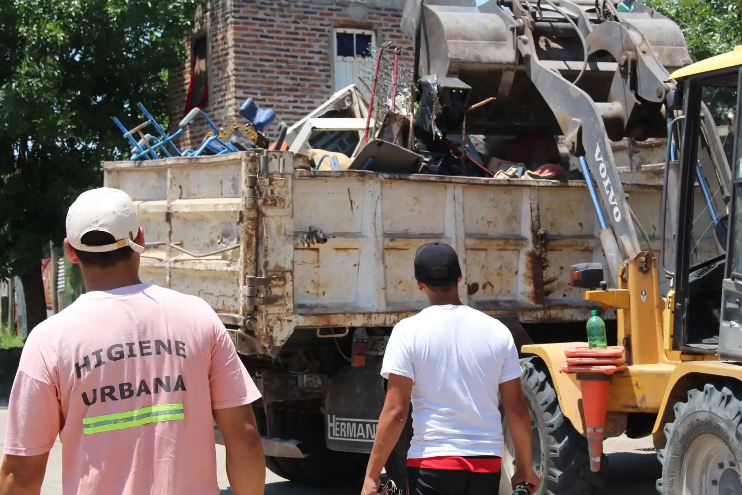 Intensifican las tareas de "patio limpio" con nuevos volquetes en barrio Médanos