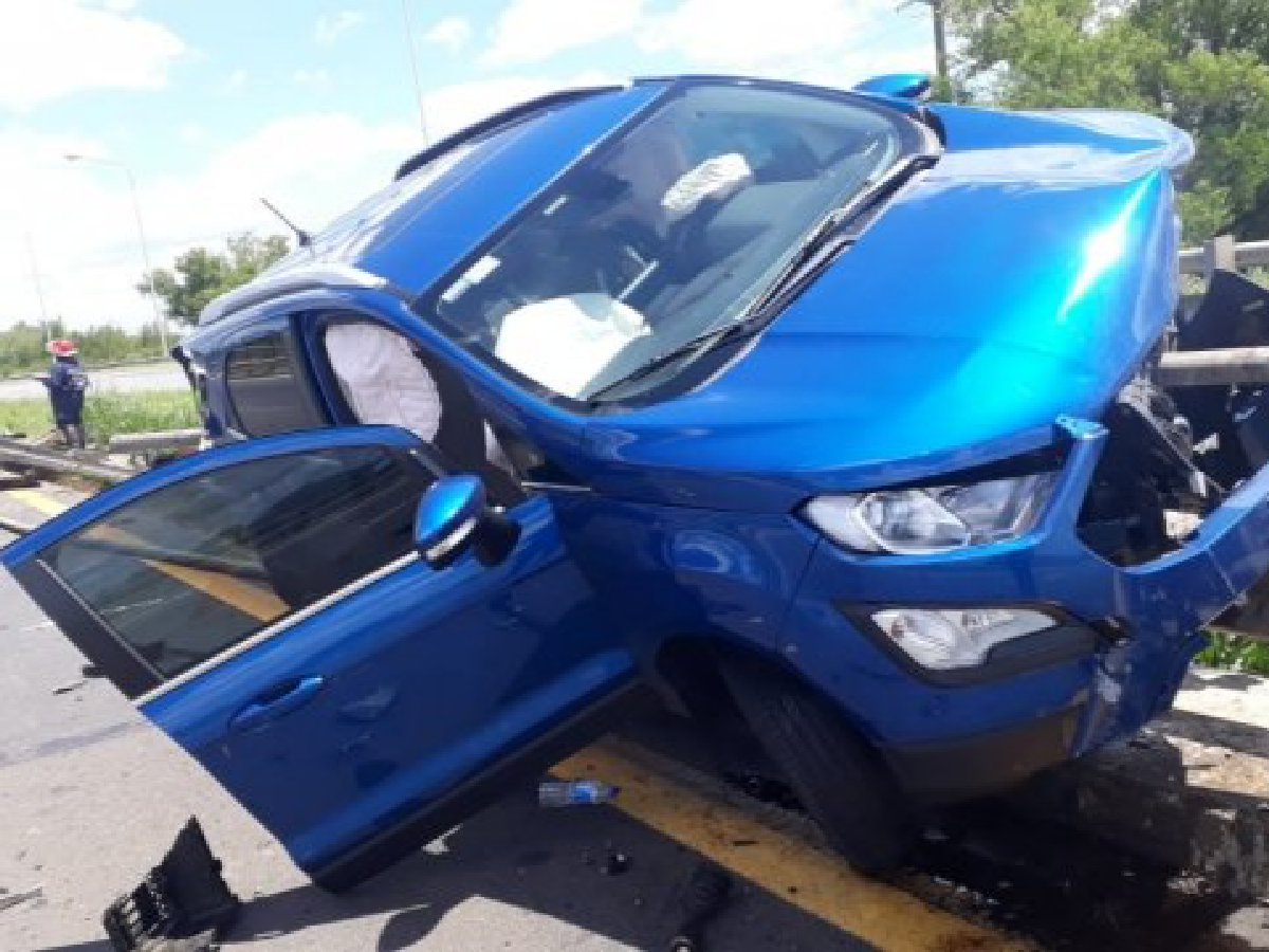 Impactante: chocó un puente y se le incrustó la baranda