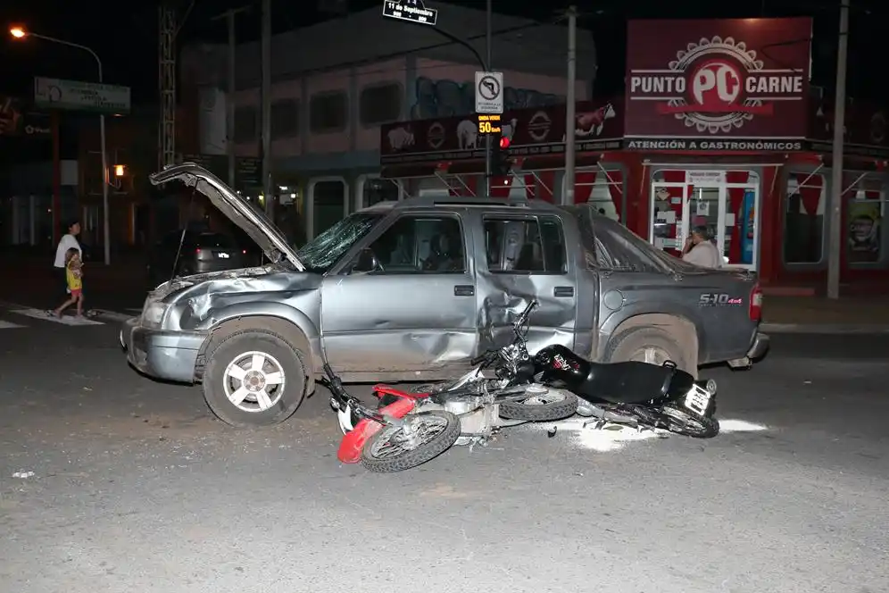 Dos motos chocaron en forma simultánea con  una camioneta y hubo heridos de consideración