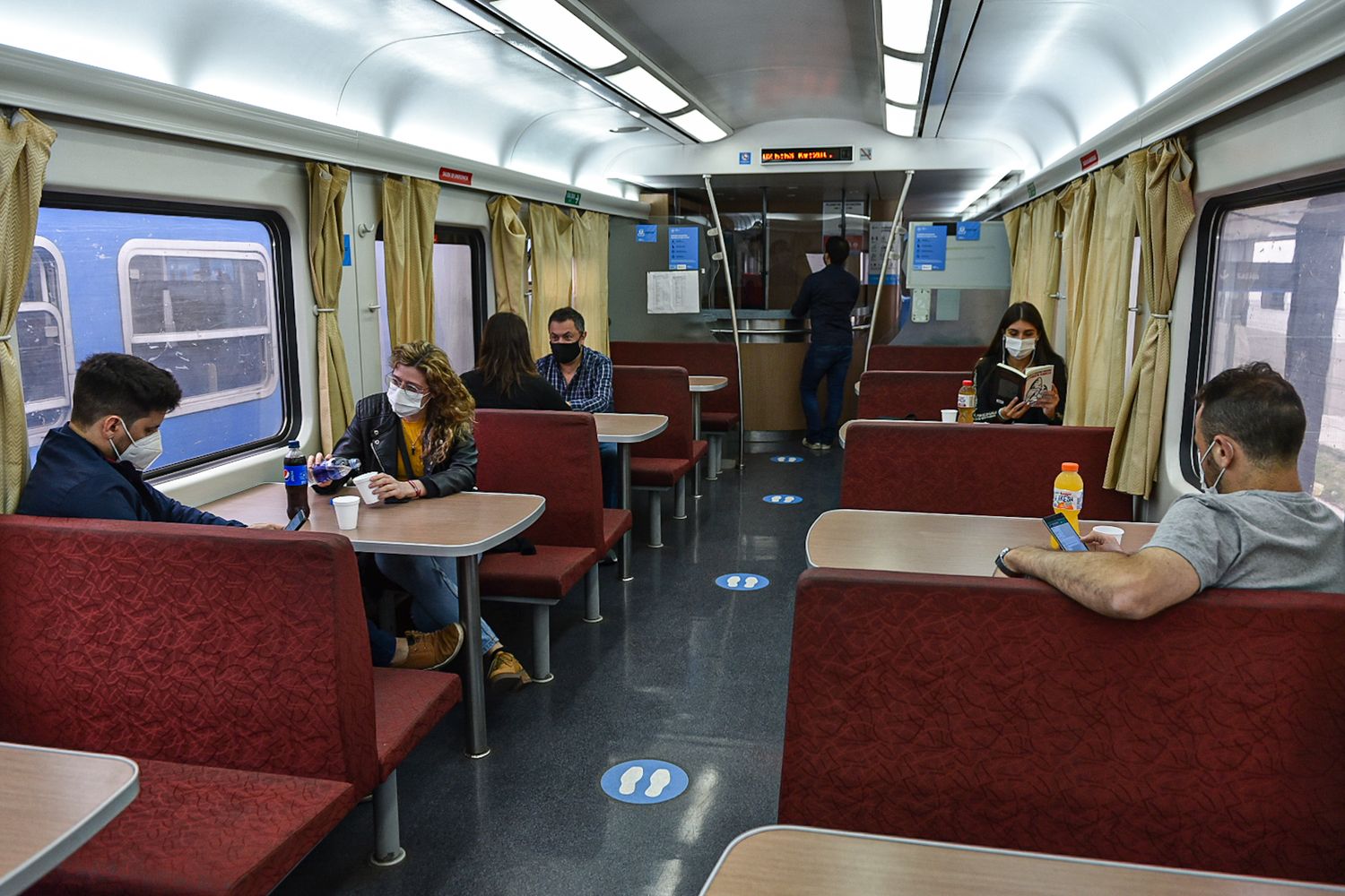 El coche comedor volvió a los trenes larga distancia: Qué menú ofrecen y cuáles son los protocolos