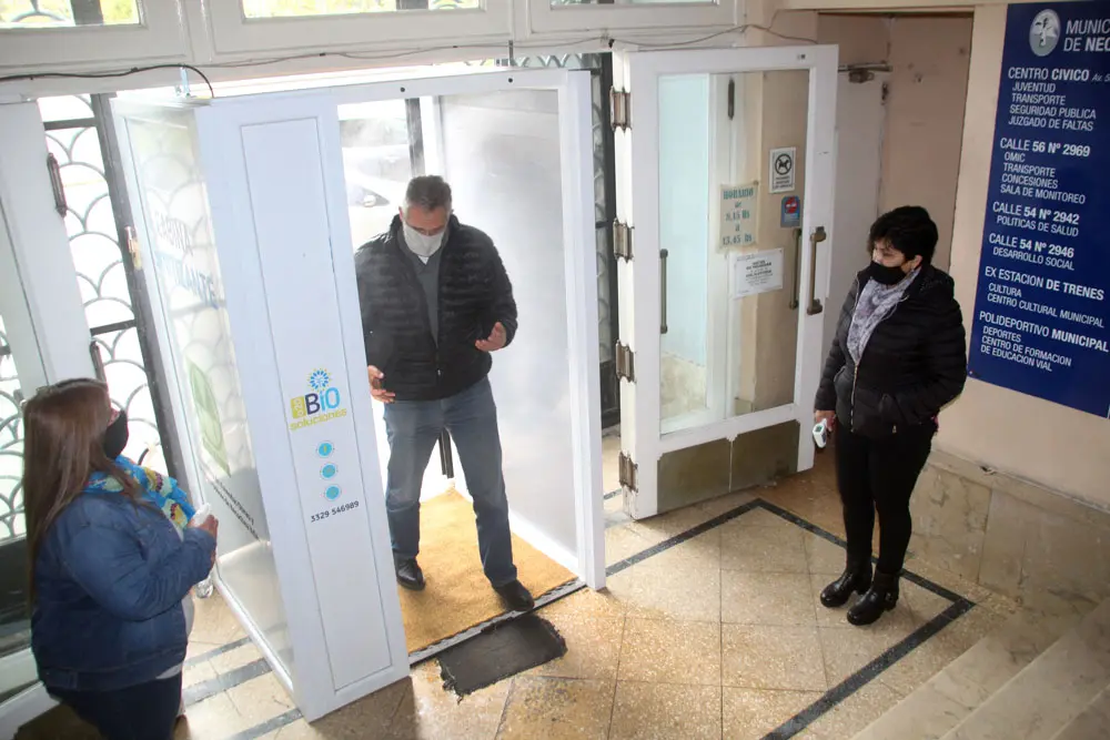 Cabina sanitizante en ingreso  al Hospital y la Municipalidad