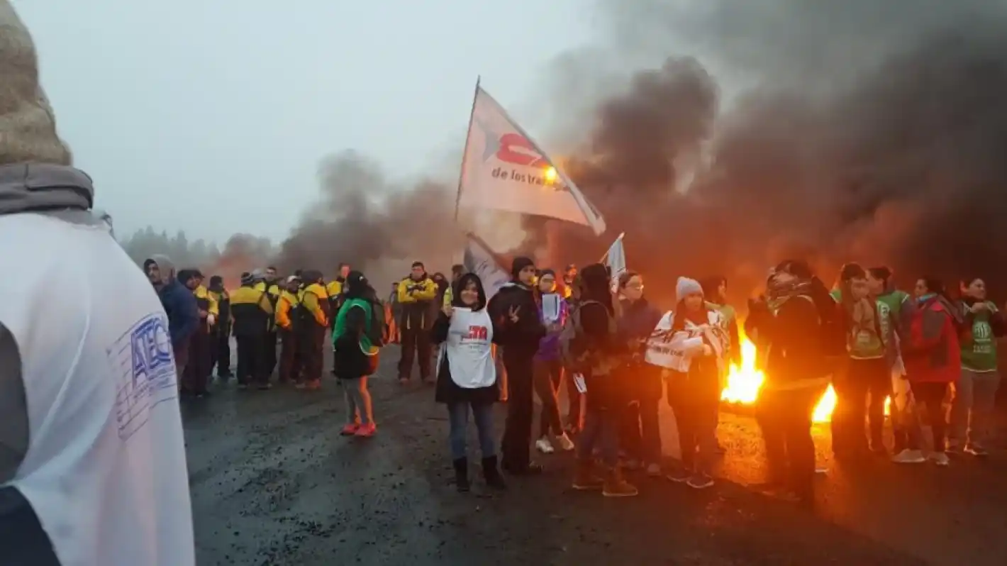 Chubut: dos maestras murieron en un accidente y hubo incidentes en la Legislatura