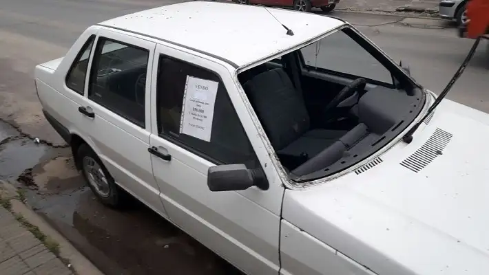 En una semana le robaron tres veces a los autos que tiene a la venta en la calle