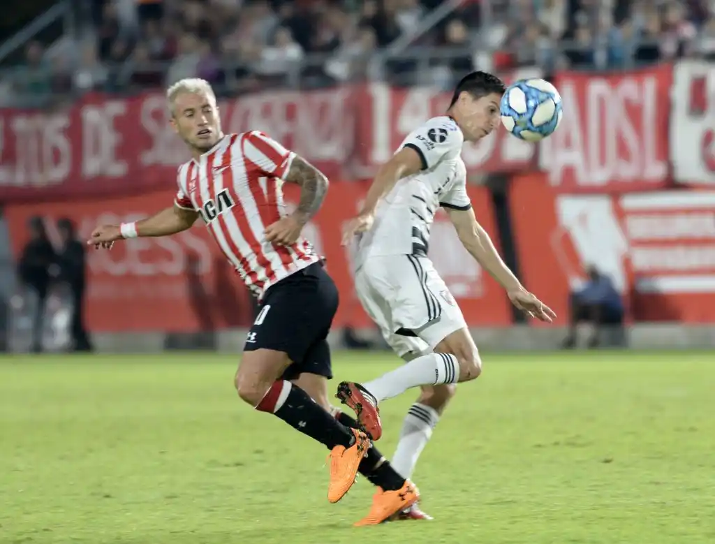 River se consolidó arriba  con una victoria en La Plata