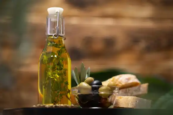 Aprende a preparar un aceite aromatizado casero con pocos ingredientes (+Video)