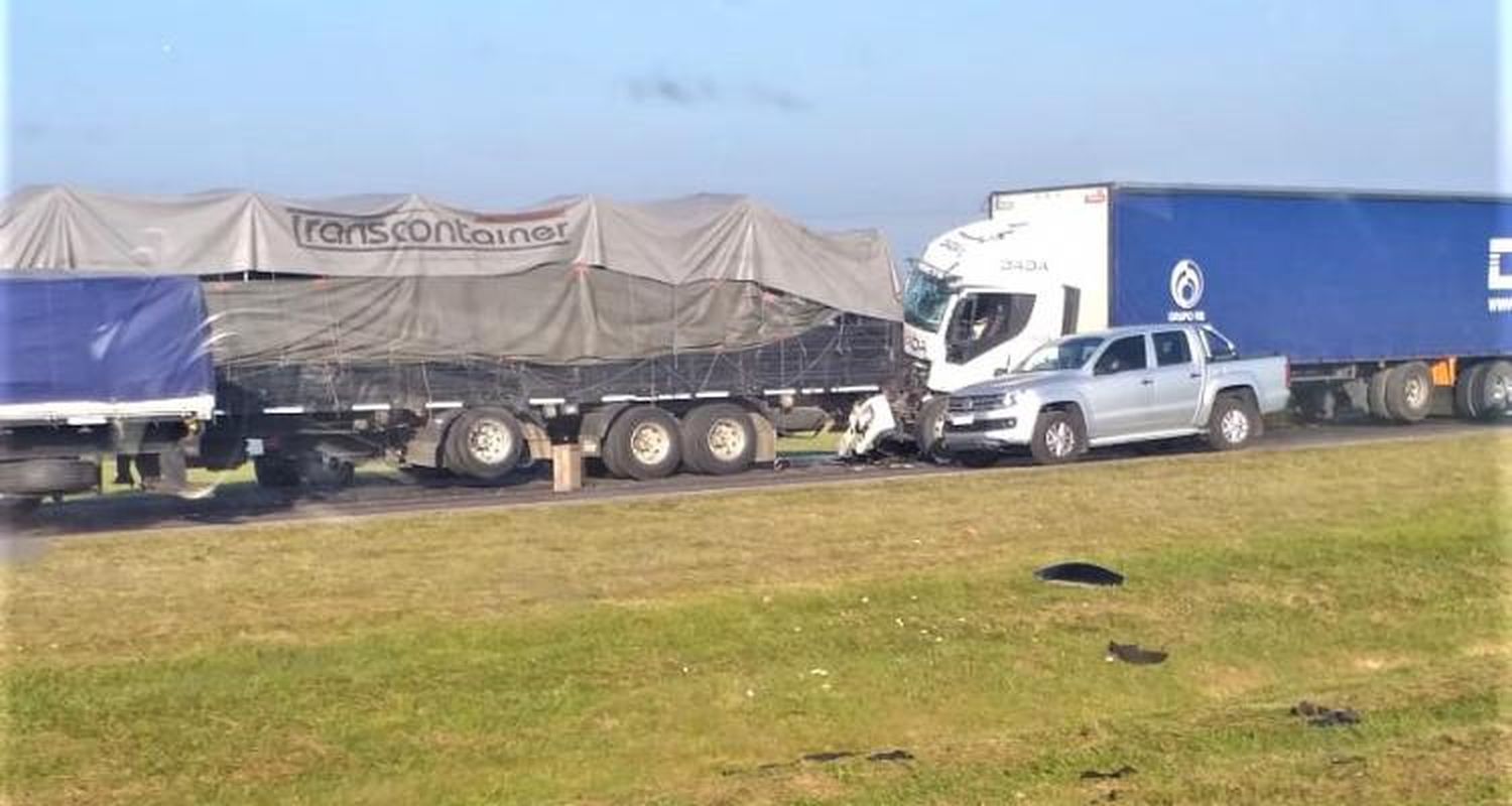 Accidente múltiple en ruta 9 a la altura de Alsina: chocaron en los dos carriles de la autopista