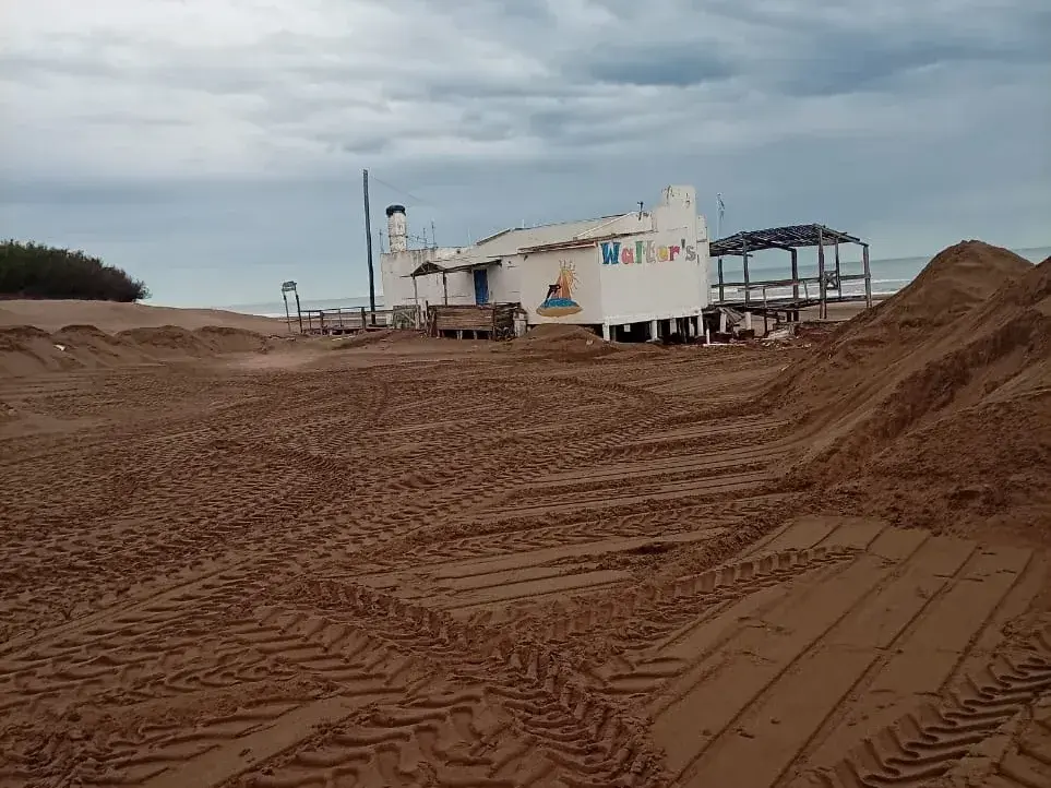 Dos medanos impedían el acceso al parador Walter´s, donde los trabajos continuarán este jueves