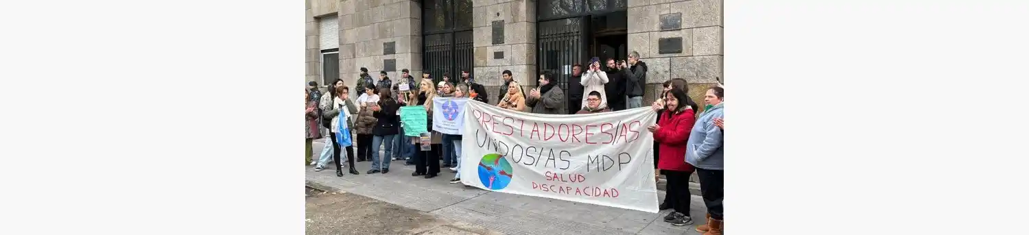 Prestadores Unidos se manifiestan en la puerta de la Municipalidad.