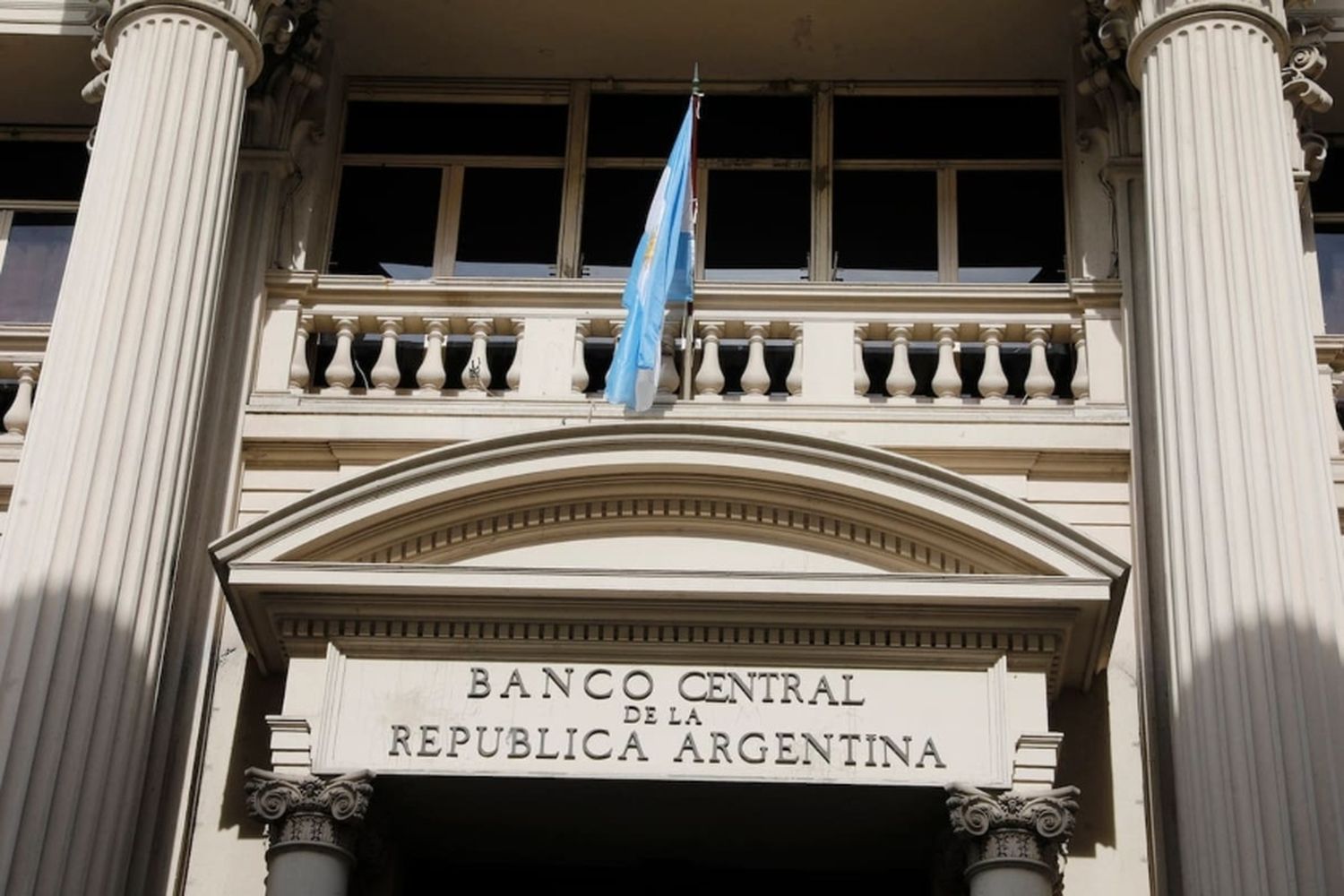 El Banco Central redujo la tasa de política monetaria este viernes