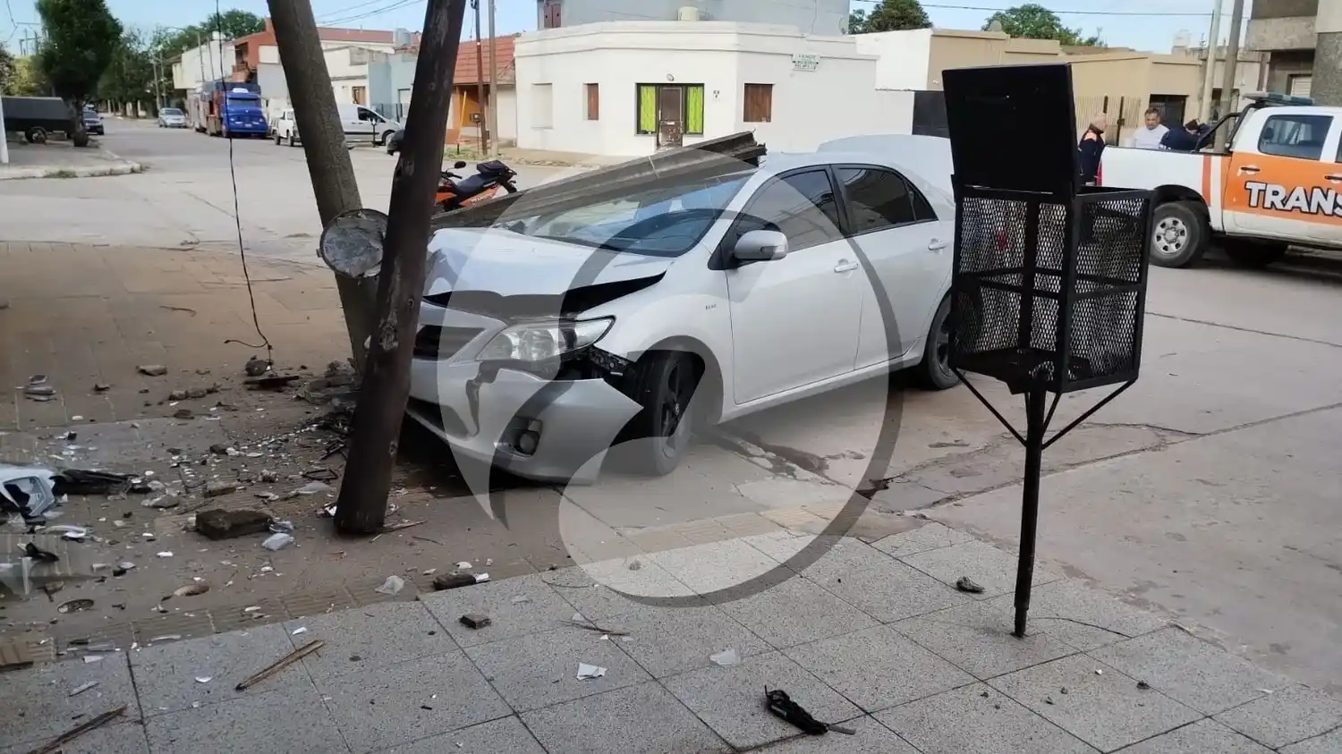Se subió a la vereda arrancó dos postes y terminó aplastado por el brazo que sostiene la luminaria