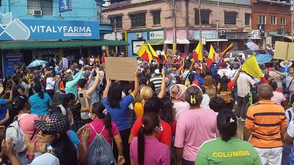 ¡QUÉ VALIENTES! Policía de Apure amenaza a maestros con mandar «a los colectivos» para que no protesten