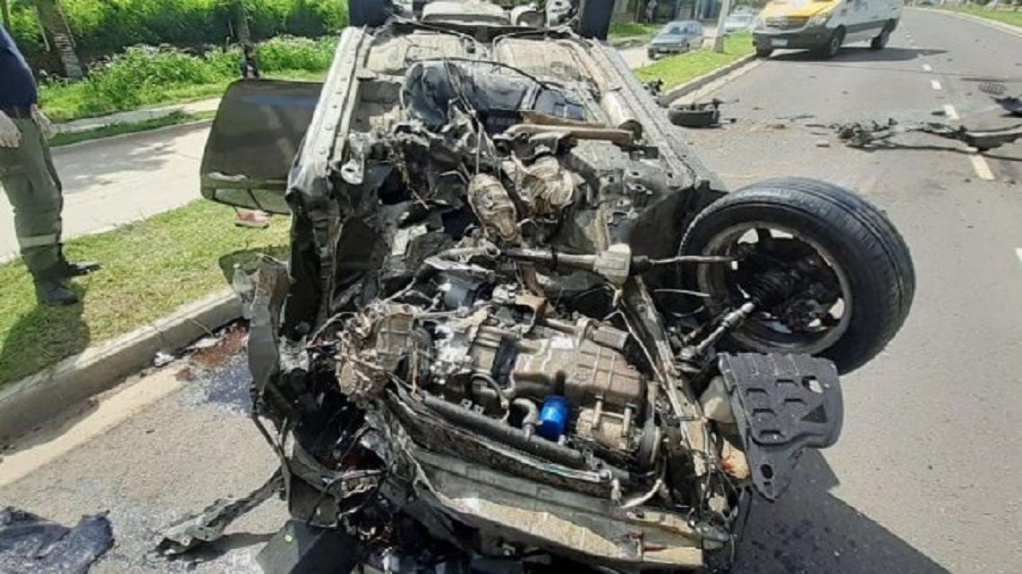 Espectacular vuelco de un auto en una avenida de acceso a Paraná
