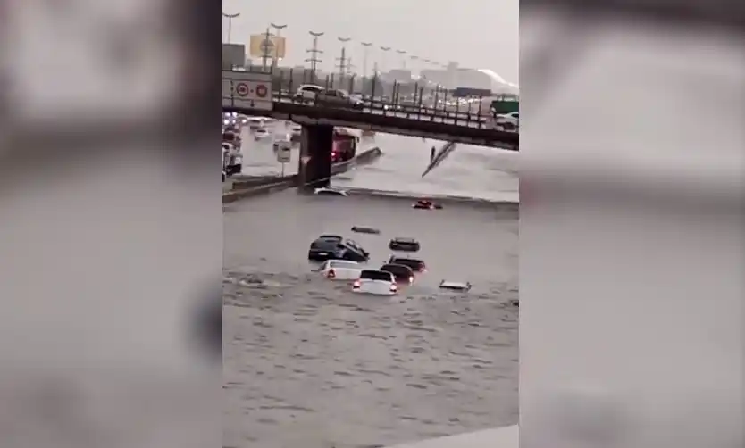 Autos quedaron bajo el agua en la Panamericana tras el fuerte temporal