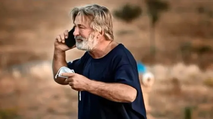 CON UN ARMA DE UTILERÍA el actor Alec Baldwin mató a una fotógrafa e hirió al director en el rodaje de una película