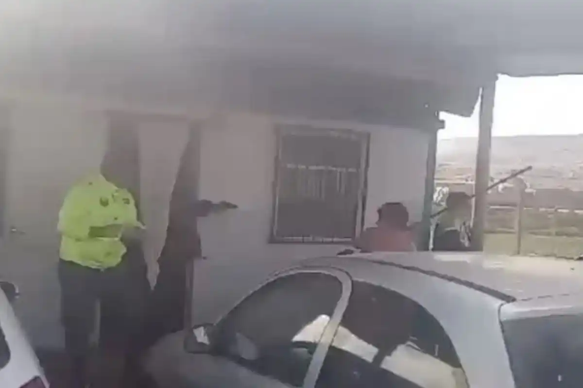 La grabación muestra a un policía disparando su arma