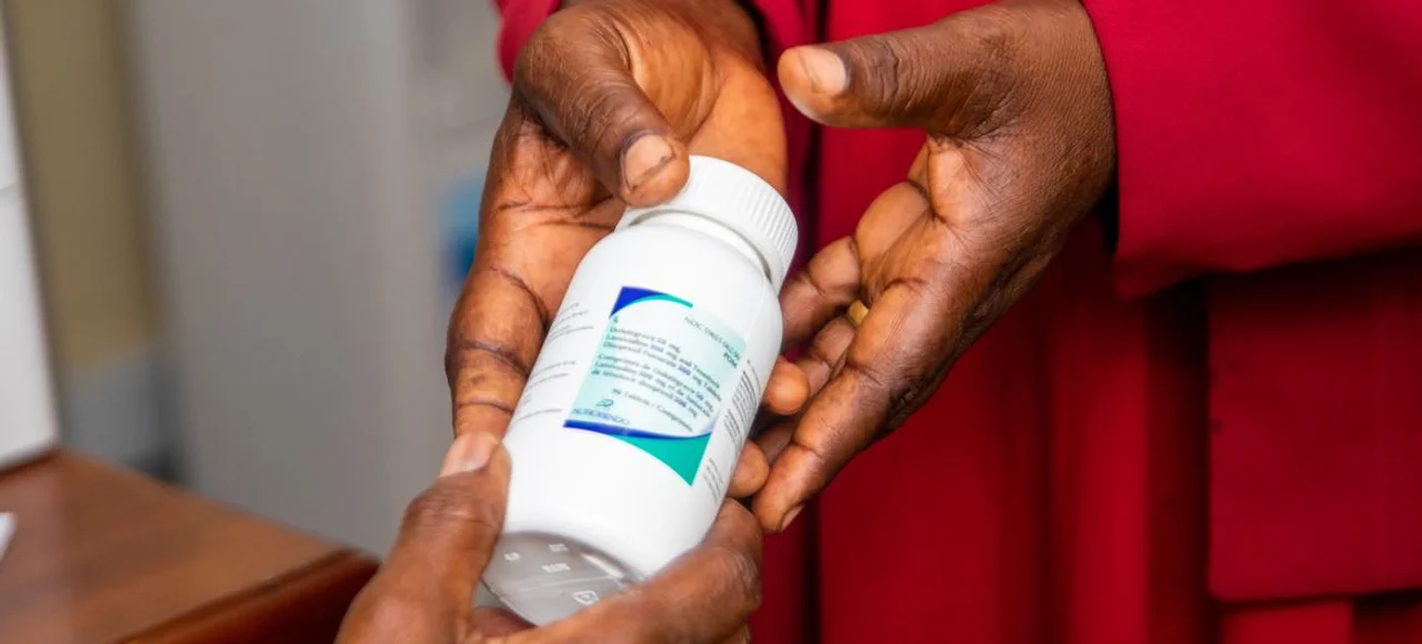 Un paciente de Tanzania recibe medicación antirretrovírica para tratar el VIH