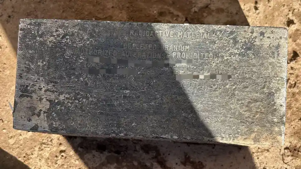 Bloque de uranio hallado en Córdoba, ante la sorpresa de los especialistas.