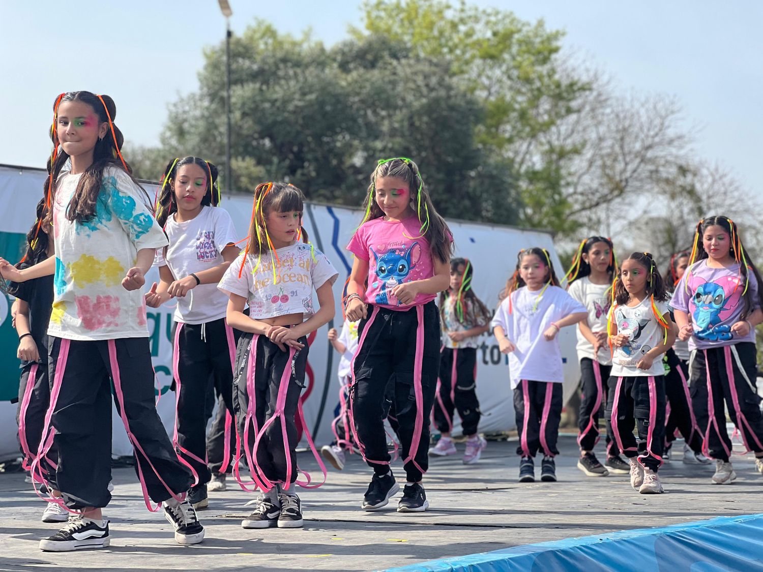 Artistas llenaron de ritmo el escenario montado en el corazón de la plaza San Martín.