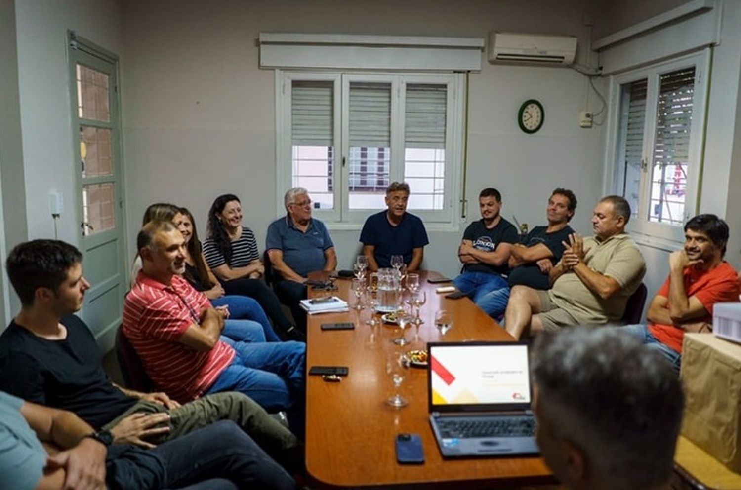 El gobierno local se reunió con empresarios e industriales.