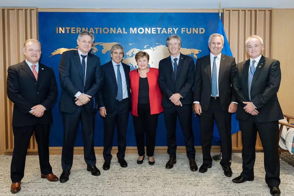 El Gobierno acordó con el FMI que la revisión de metas sea a fines de julio y tendrá más tiempo para acumular reservas