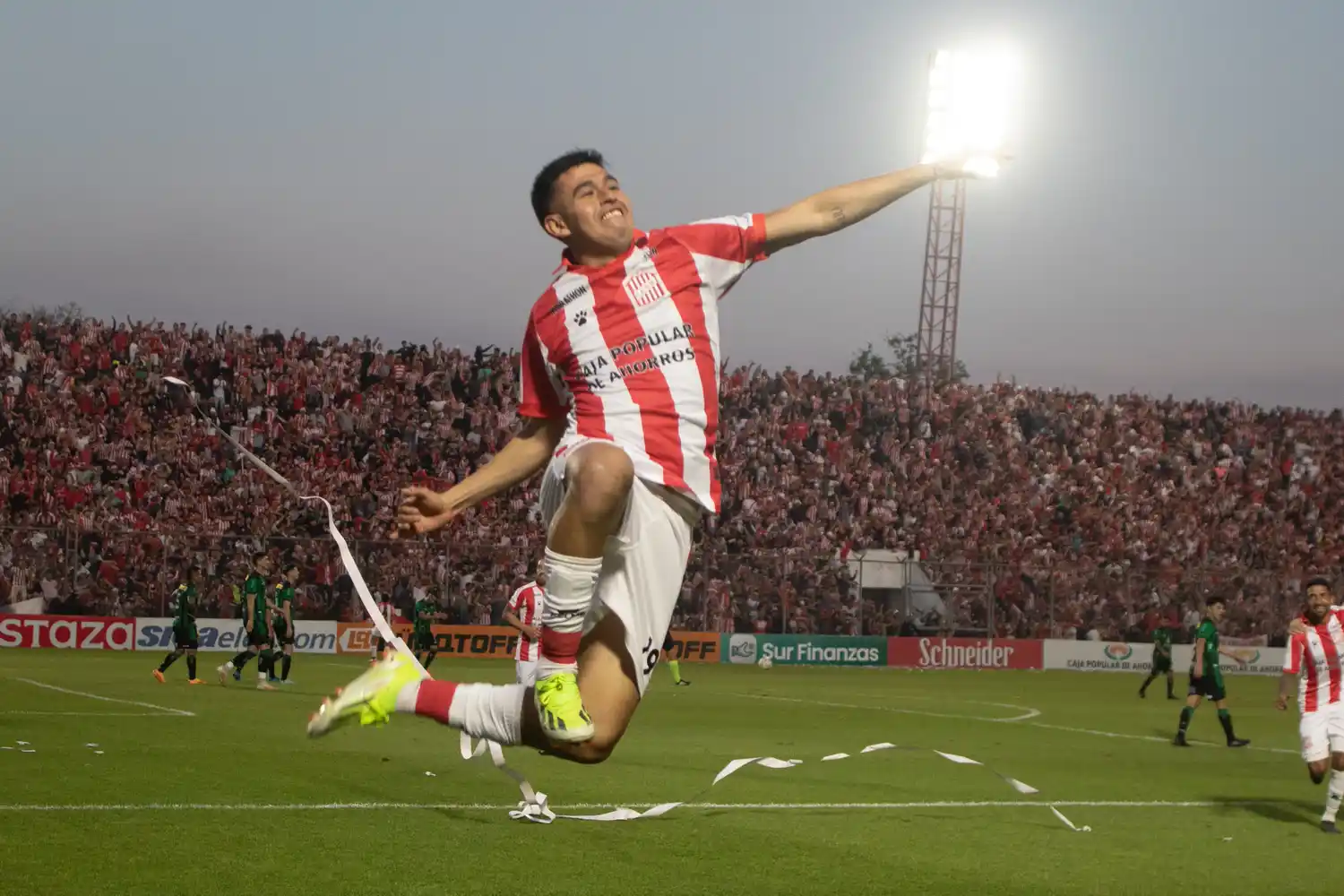 Moreno festeja el único gol en Tucumán.
