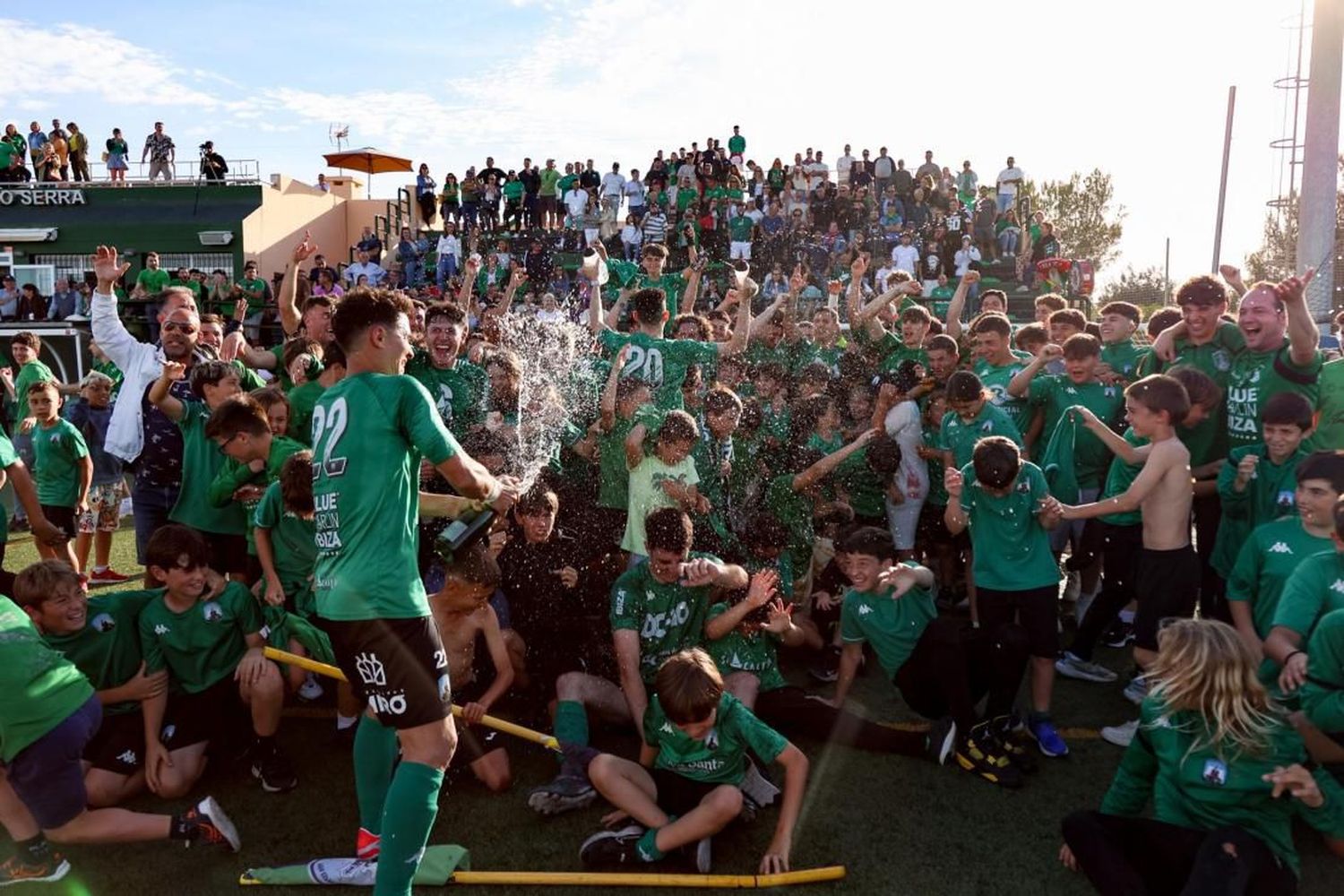 Valiente (22) encabeza el festejo por el ascenso.