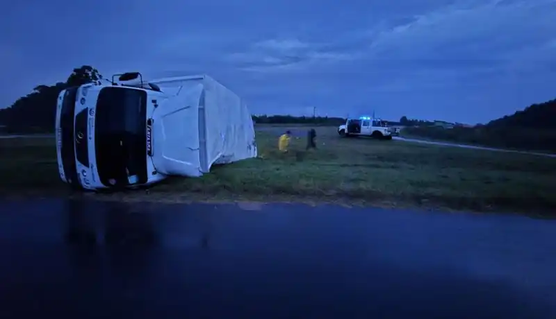 Vuelco de un camión del Correo Argentino en Ruta 14: no hubo heridos