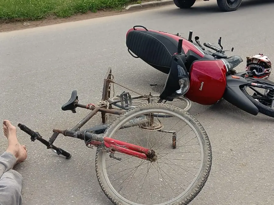Motociclista de 18 años chocó a ciclista de 75, que terminó en el Hospital