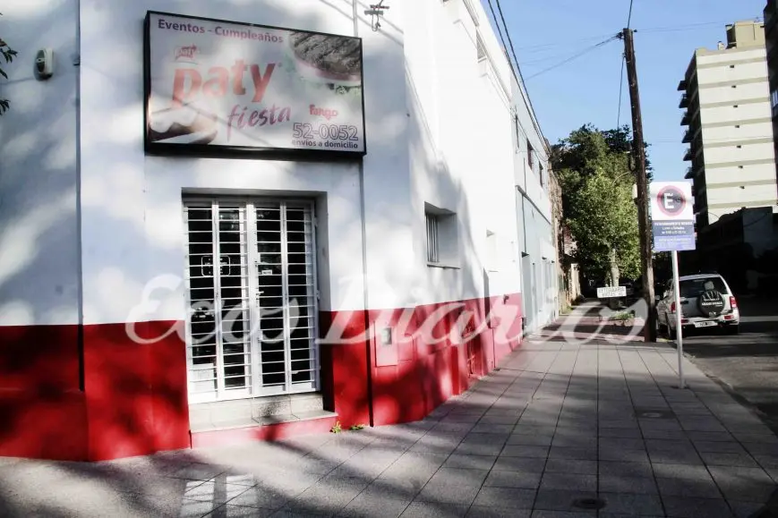 Dos delincuentes con armas robaron la recaudación en un negocio del centro