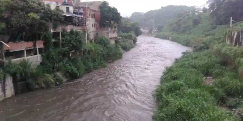 Rescatan cadáver de mujer que cayó a río Guaire (+Video)