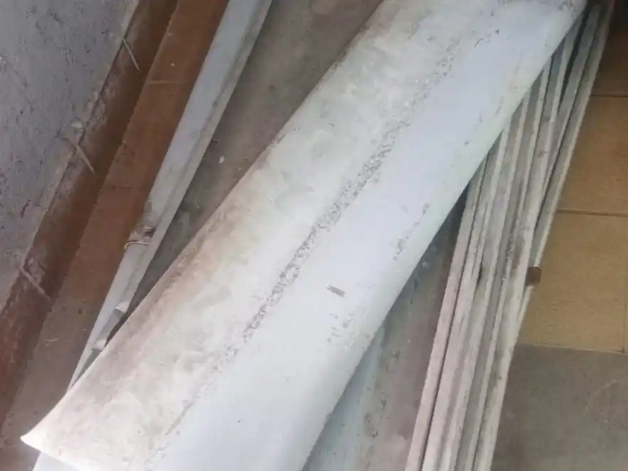 Dos jóvenes se metieron a una obra en construcción para llevarse una ventana y varias chapas: detenidos