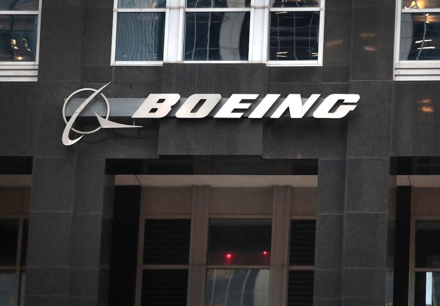 Boeing emite 25.000 millones de dólares de deuda y rechaza la asistencia estatal