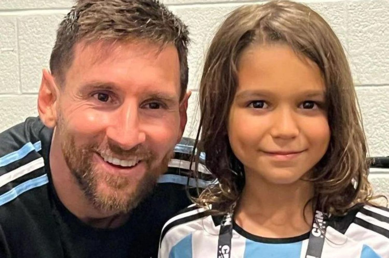 Video: el emotivo encuentro de Milo, el hijo de René de Calle 13, con Leo Messi y los jugadores de la Selección