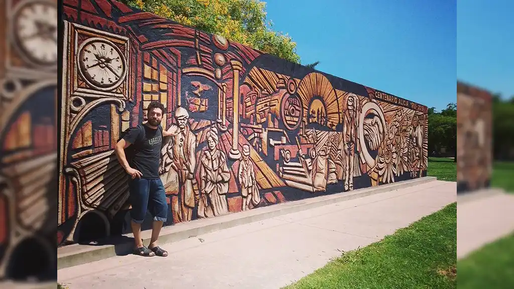 El creador de los  murales que cuentan las historias de los pueblos