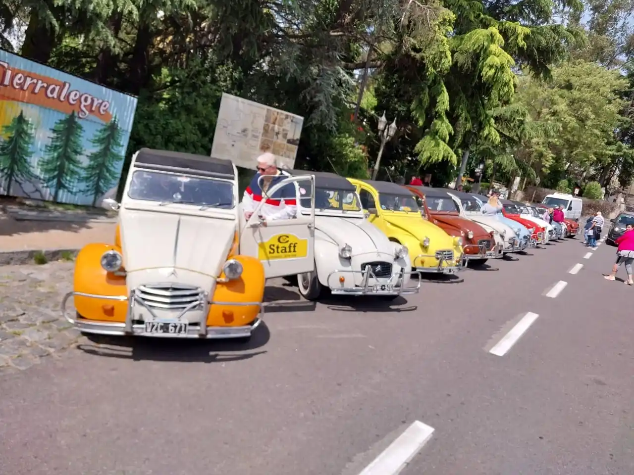 La caravana visitó el Monte Calvario, donde dejó una atractiva postal a los pies de la atracción turística.