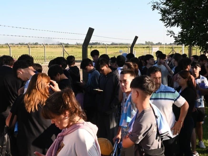Hinchas esperan en el aeropuerto de Sauce Viejo para ver el arribo de Messi y su familia.Foto:F,Raina