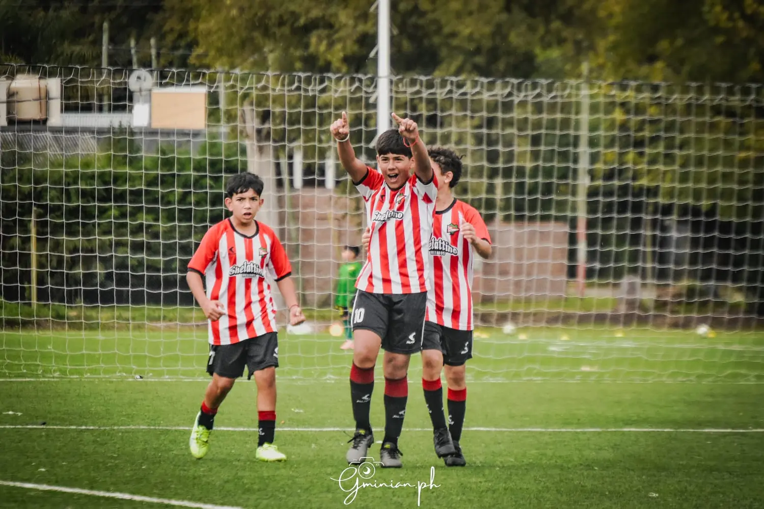 Walter Plaza con los brazos en alto celebra su gol