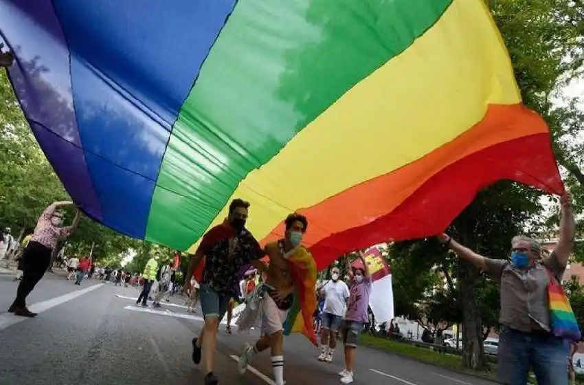 España: conmoción por el brutal asesinato a golpes de un joven por ser gay