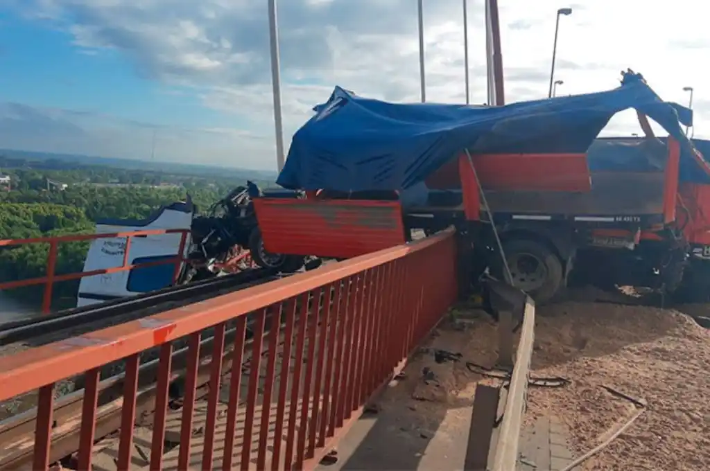 Pudo ser una tragedia: un camión quedó colgando del puente en Zárate y casi cae al agua
